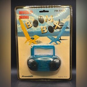 Y2K Vintage 2000 Micro Mini Boom Box FM Radio, New in Packaging NIP Collextible